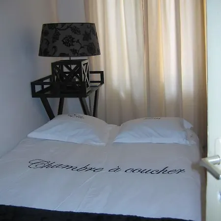 Chambres De Charme Apartment *